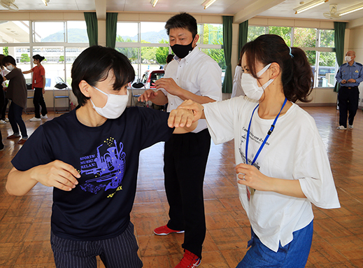 兵庫県警術科指導員から身を守る方法を教わった護身術訓練