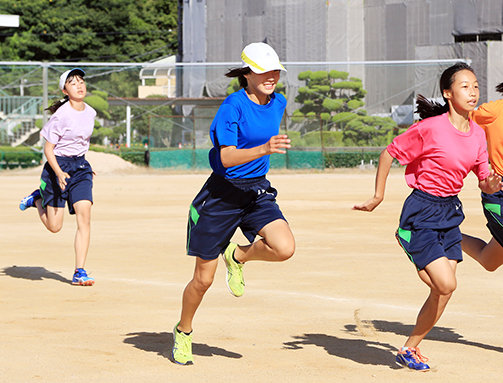 全国大会に向けて練習する藤田莉沙さん＝中央