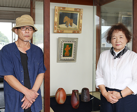 故堂本隆也さんの遺作をＪＲ有年駅に展示した妻のたみ子さんと長男の理人さん