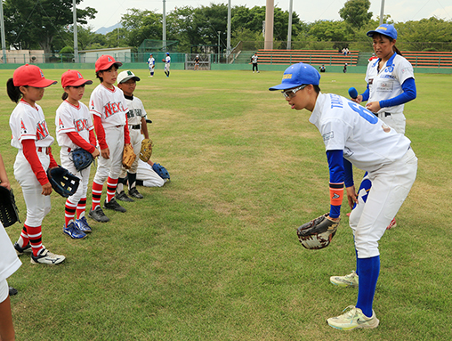 女子硬式野球選手が子どもたちをコーチした野球教室