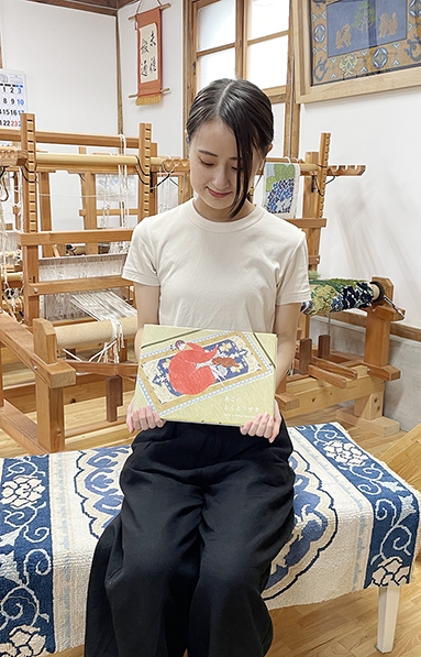 赤穂緞通を題材にした絵本を制作した廣津真由さん