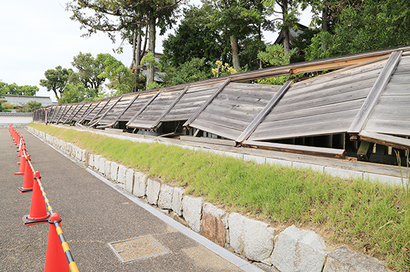 台風１４号の強風で倒壊したとみられる赤穂城跡の板塀