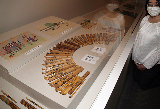 姫路文学館で開催中の特別展。仮名手本忠臣蔵の登場人物をイメージして自作した茶杓も公開されている