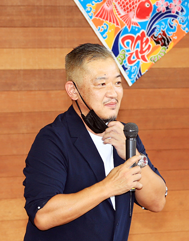 「塩は生き物」と語った塩づくり名人の田野屋塩二郎さん