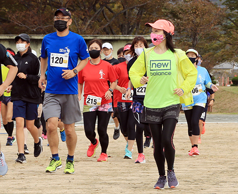 ランニングクリニックで参加者と一緒に走った千葉真子さん