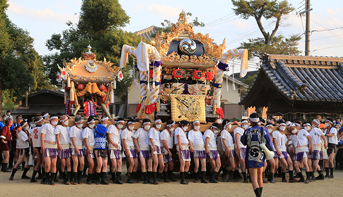 東西の大屋台が奉納練りを披露した塩屋荒神社秋祭の本宮