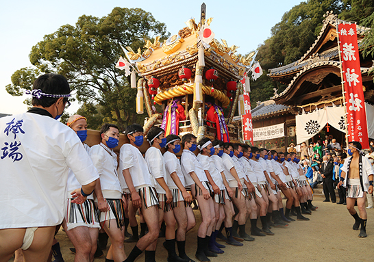 白木屋根が美しい塩屋東の大屋台