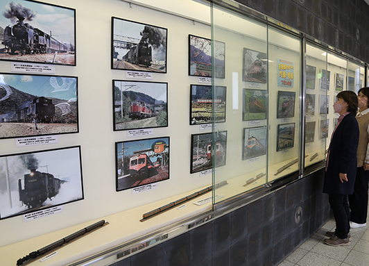 赤穂線開業以降に走った列車を一堂に集めた写真展