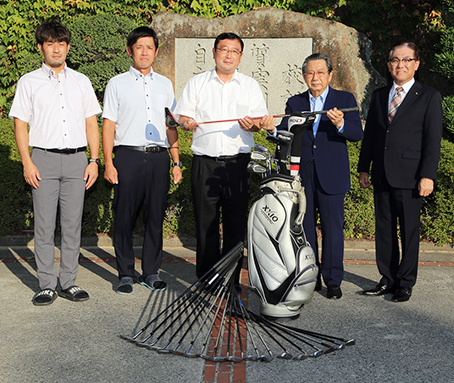 体育種目へのゴルフ導入に向けて寺田祐三・関西ゴルフ連盟理事＝右から２人目＝から寄贈されたゴルフクラブ