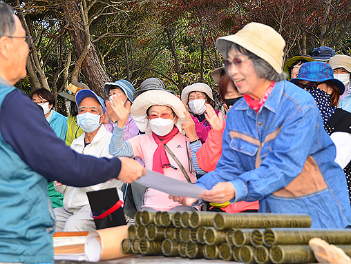 千日登山顕彰で通算１万日の表彰を受けた有田良子さん＝オタカクラブ提供