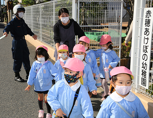 園外への避難を訓練する園児たち