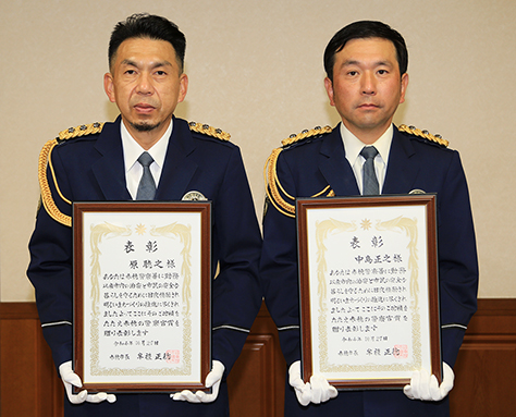 「赤穂の警察官賞」を贈られた原聴之巡査部長(左)と中島正之巡査部長