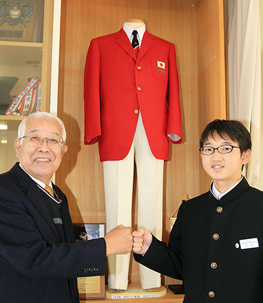 東京オリンピック日本代表制服を母校に寄贈した坂越中ＯＢの藤本達夫さん。右は生徒会長の阿賀航太朗君