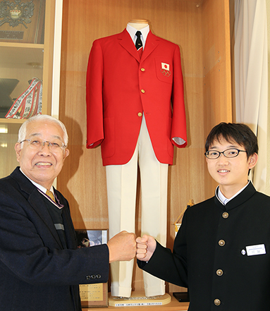 東京オリンピック日本代表制服を母校に寄贈した坂越中OBの藤本達夫さん。右は生徒会長の阿賀航太朗君