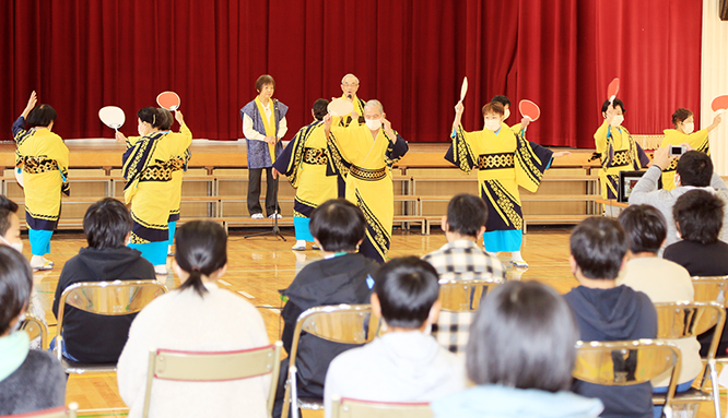 郷土芸能も観賞した記念授業