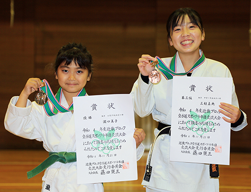 空手道の近畿ブロックスポーツ少年団交流大会で優勝した瀧口美子さん(左)と３位の三村真央さん