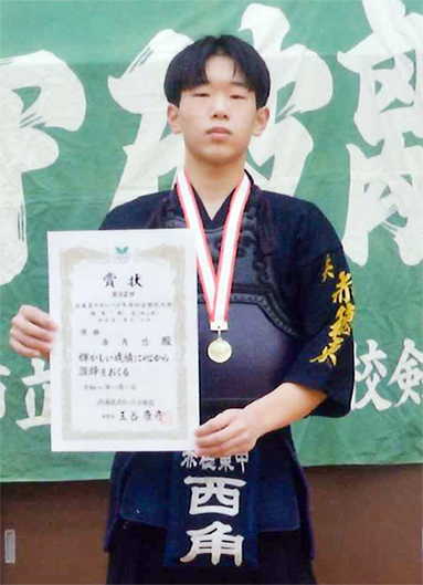 兵庫県スポーツ少年団総合競技大会の剣道個人中学生男子で優勝した西角悠君