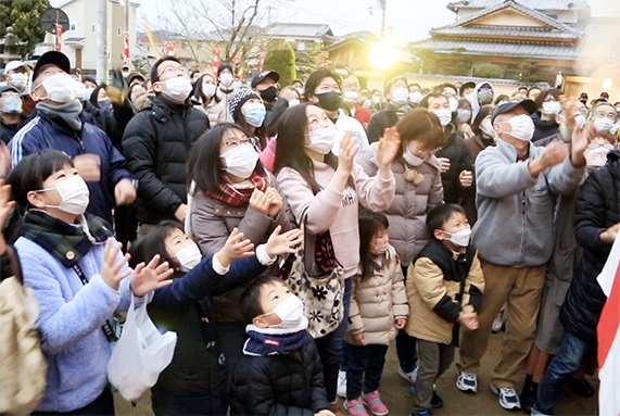 ３年ぶりに福餅まきでにぎわった「とんど祭り」＝塩屋荒神社