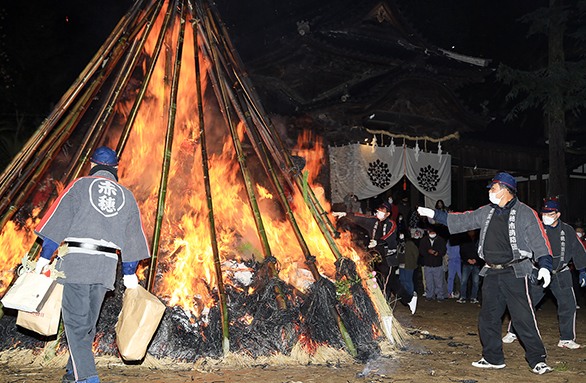 燃え盛る炎に無病息災を願った「とんど祭り」＝塩屋荒神社