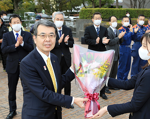 再選後初登庁し花束を贈られた牟礼正稔市長