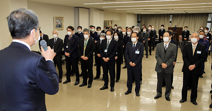 ２期目のスタートにあたり牟礼正稔市長の言葉を聞く市職員