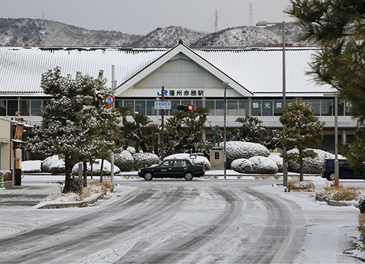 前夜からの降雪で路面が凍結した赤穂市街