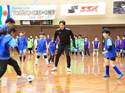 「考えてプレーを」元日本代表がサッカー指導