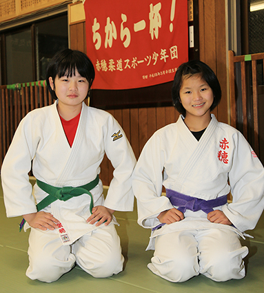 兵庫県スポーツ少年団総合競技大会で連覇した後藤瑠叶さん(右)と松田果穂さん