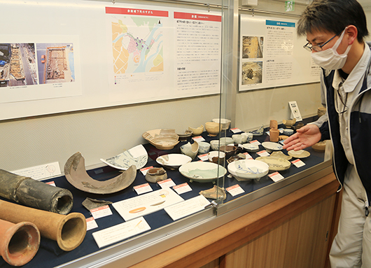 播磨地区の城下町の発掘調査成果を紹介している特別展