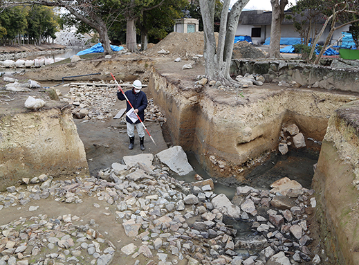 山鹿素行によって拡張された石垣などが出土した赤穂城二之丸門周辺の発掘調査現場。棒で指している先にあるのが「隅石」