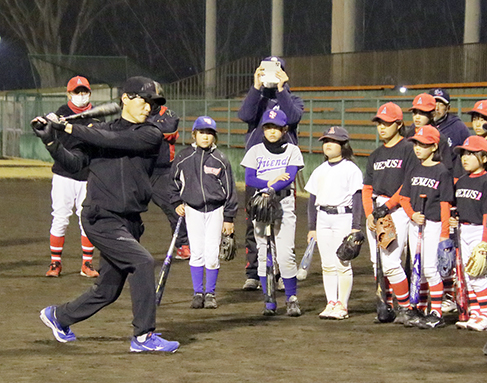 元阪神タイガースの桧山進次郎さんがジュニア女子選手らに技術指導した野球教室