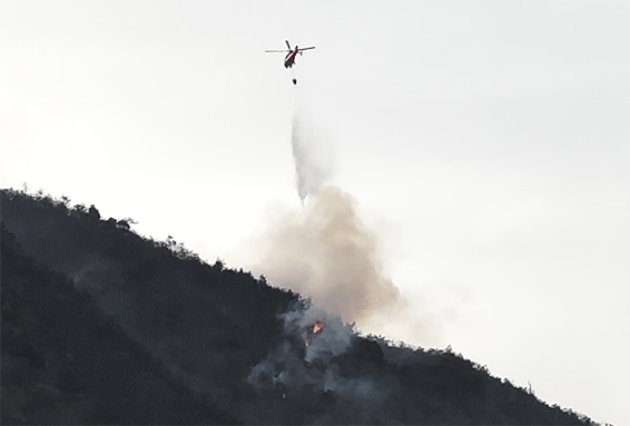 ヘリコプターからの散水による消火活動