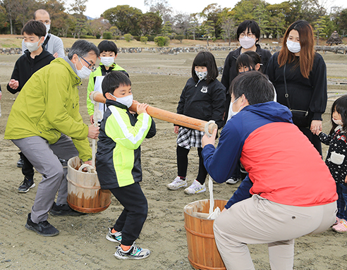 入浜塩田の塩づくり作業体験もあった「日本遺産こども教室」