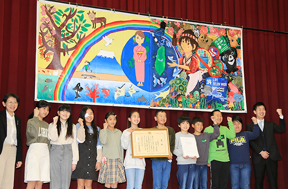 「アートマイル国際協働学習プロジェクト」で文部科学大臣賞を受賞した有年小学校５年生と共同制作した壁画