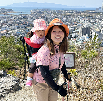 長女の菜珠奈ちゃんを背負って日課の雄鷹台山登山を２年８か月続けた福本理奈さん