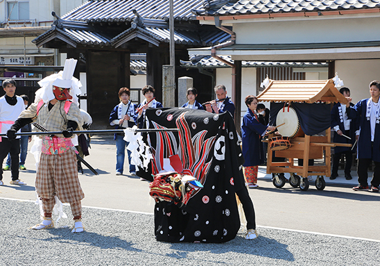６２年ぶりに花岳寺で奉納舞を披露した上仮屋獅子舞
