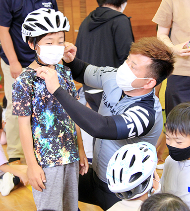 現役のプロ競輪選手が正しいヘルメットの装着方法を指導した自転車交通安全教室