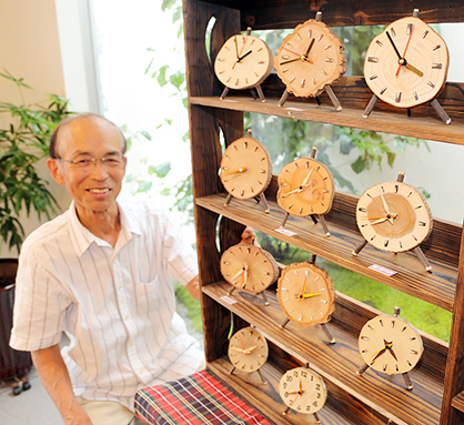 間伐材で置き時計を工作するワークショップを開く元木型職人の大西孝樹さん