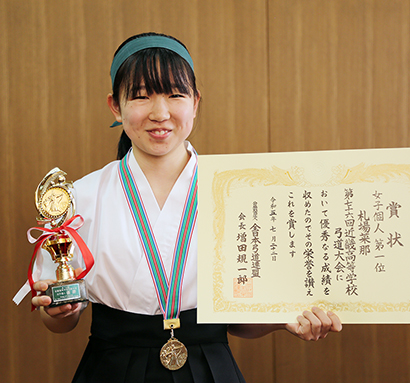 近畿高校弓道の女子個人で優勝した札場菜那さん
