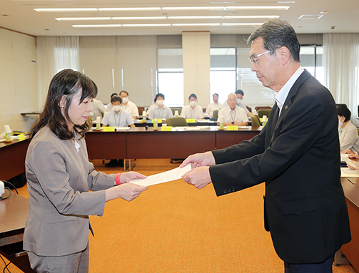 牟礼正稔市長から諮問を受ける上下水道事業在り方検討委員会の瓦田沙季委員長