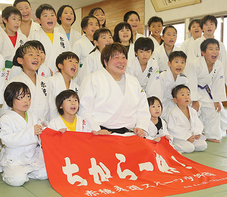収録を終え、子どもたちとの記念写真で笑顔を見せる杉本美香さん
