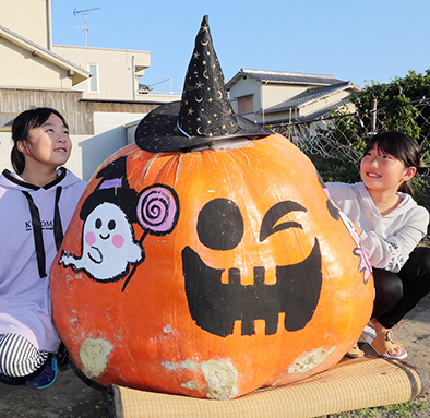 推定重量約２００キロの巨大カボチャを装飾したハロウィンのオブジェ