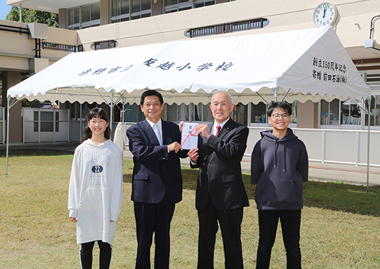 母校の坂越小学校にテントを寄贈した前田石油の前田邦稔社長＝右から２人目