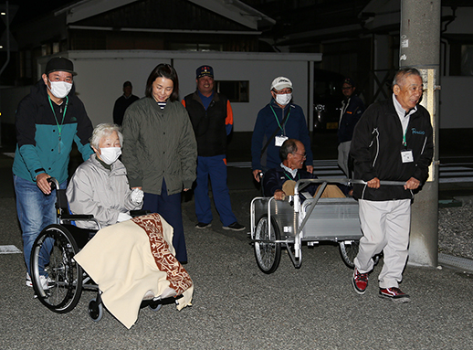 「日没後に大地震」松原町で防災避難訓練