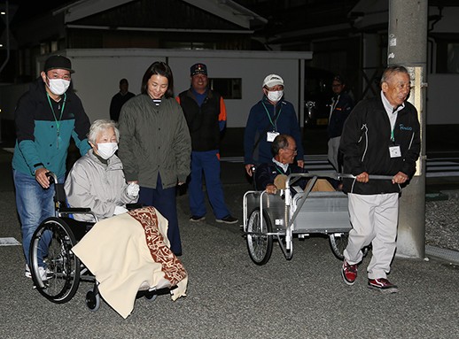 夜道の避難を体験した松原町の防災訓練