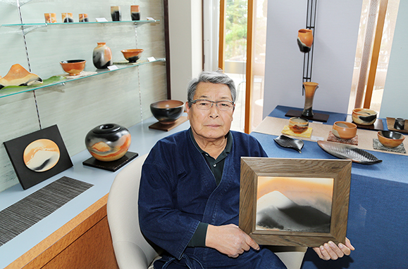 窯変を富士に見立てた陶板絵を出品する赤穂雲火焼作家の長棟州彦さん
