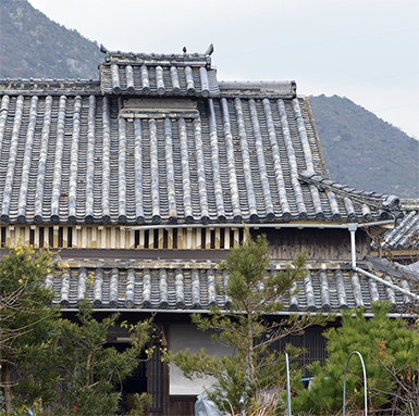 １８６９年（明治２）に建築された母屋や離れなどが現存する三木家住宅