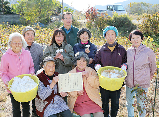 兵庫県の「人間サイズのまちづくり賞」で奨励賞を受賞した「福浦ふっくらコットンボランティア」のみなさん