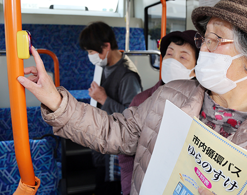 市内循環バス「ゆらのすけ」の新路線「尾崎・御崎ルート」の運行開始を前に行われたバスの乗り方教室