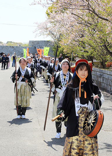 桜が残る赤穂城跡を女人義士行列が行進した「春の義士祭」
